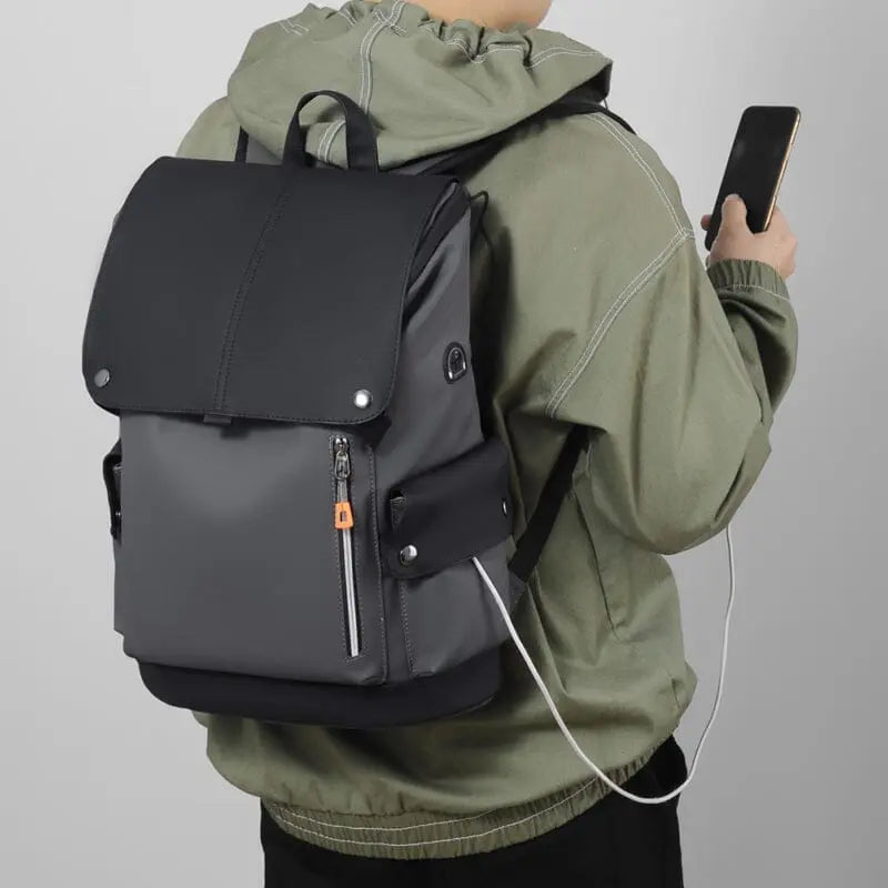 Compartiment principal ouvert révélant un espace pour ordinateur portable