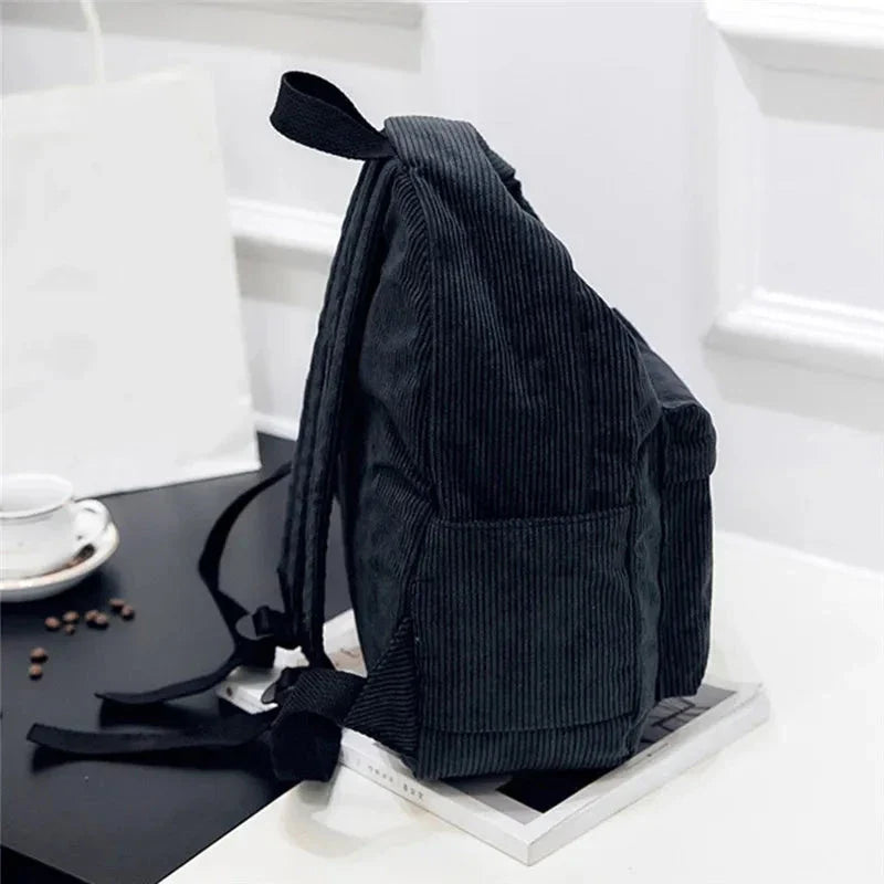 Vue de profil du sac à dos en velours côtelé