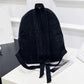 Détail des bretelles réglables du sac en velours