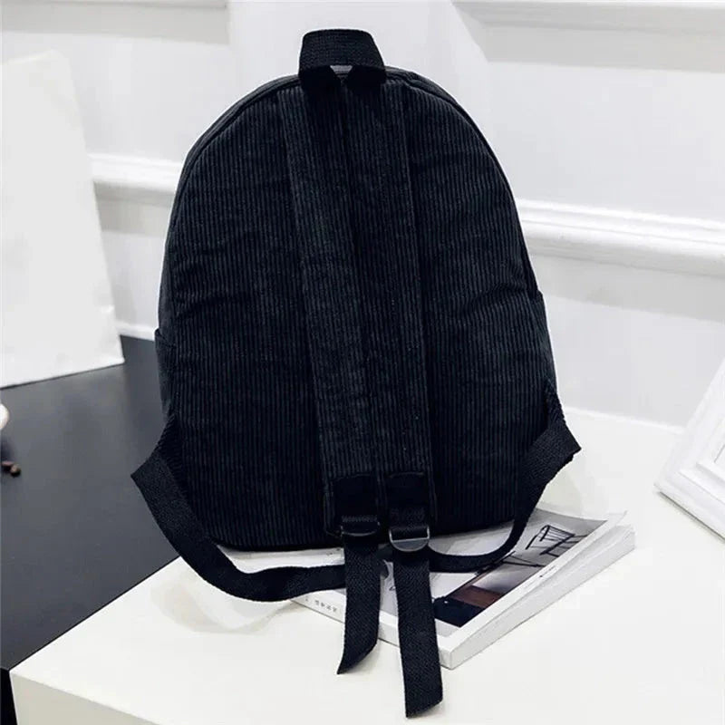 Détail des bretelles réglables du sac en velours