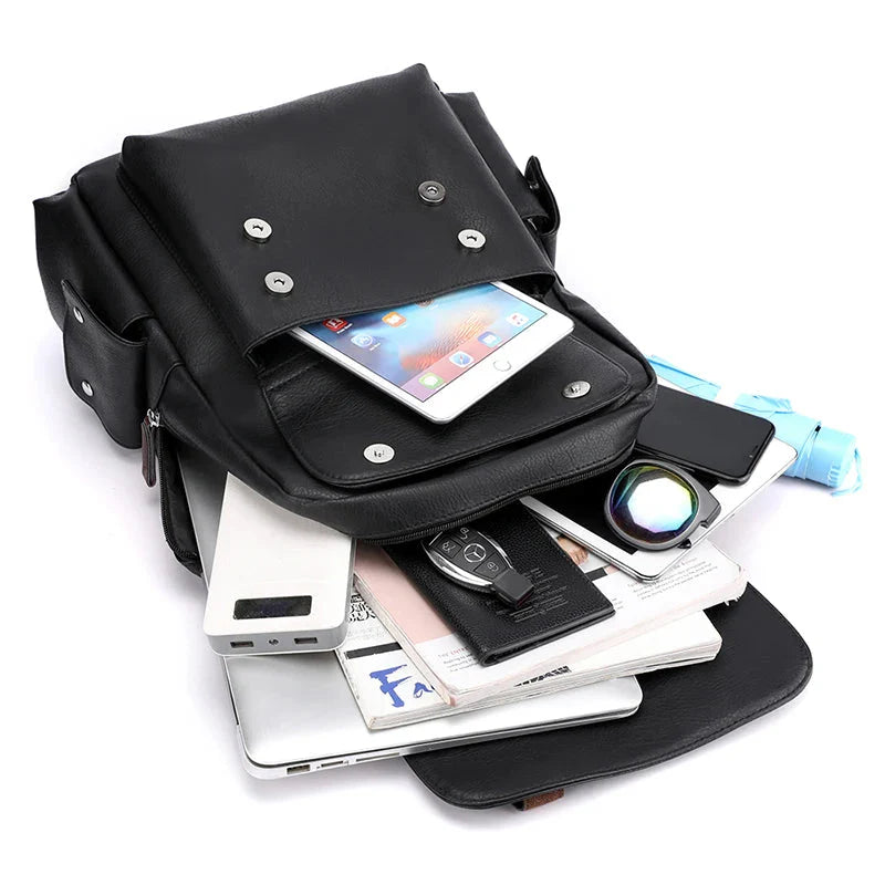 Sac à dos rétro en usage, porté par une personne en extérieur