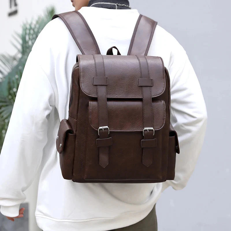 Sac à dos marron foncé avec détails en cuir et poches multiples