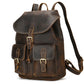 Vue de profil d'un sac à dos en cuir marron avec poches