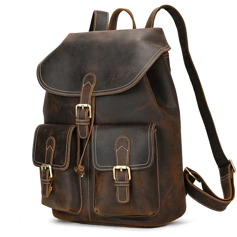 Vue de profil d'un sac à dos en cuir marron avec poches