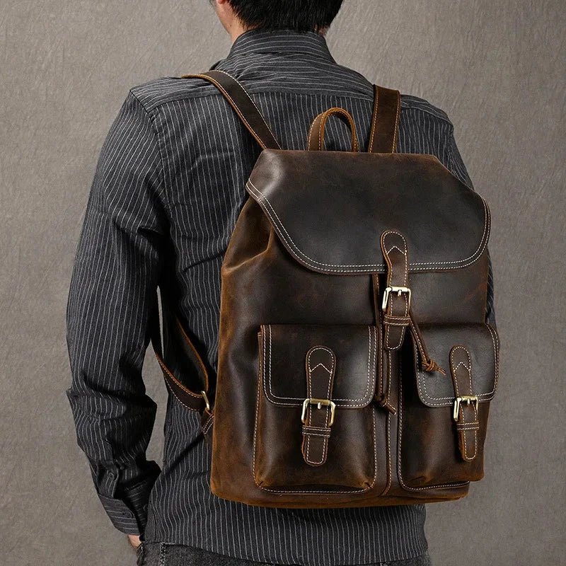 Sac à dos en cuir vintage posé sur une table en bois