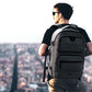 Sac à dos 40L posé sur une valise à roulettes