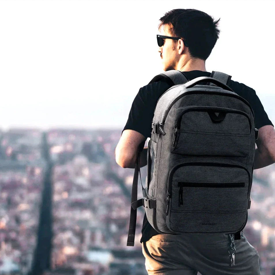 Sac à dos 40L posé sur une valise à roulettes