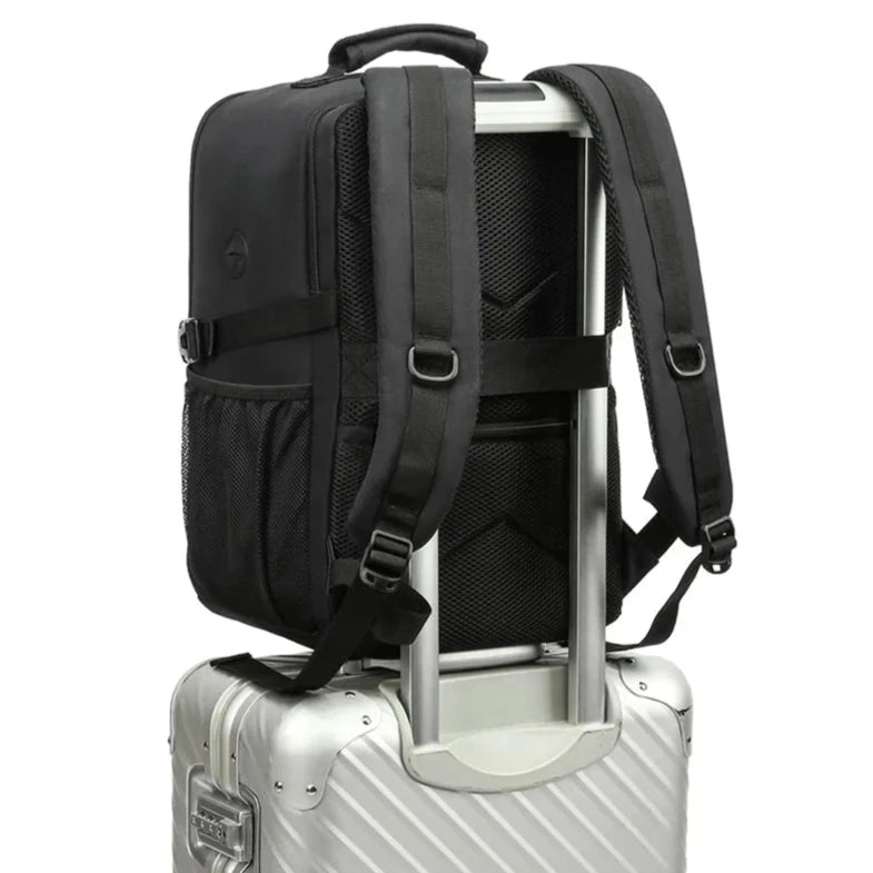 Vue de côté du sac à dos montrant la sangle arrière