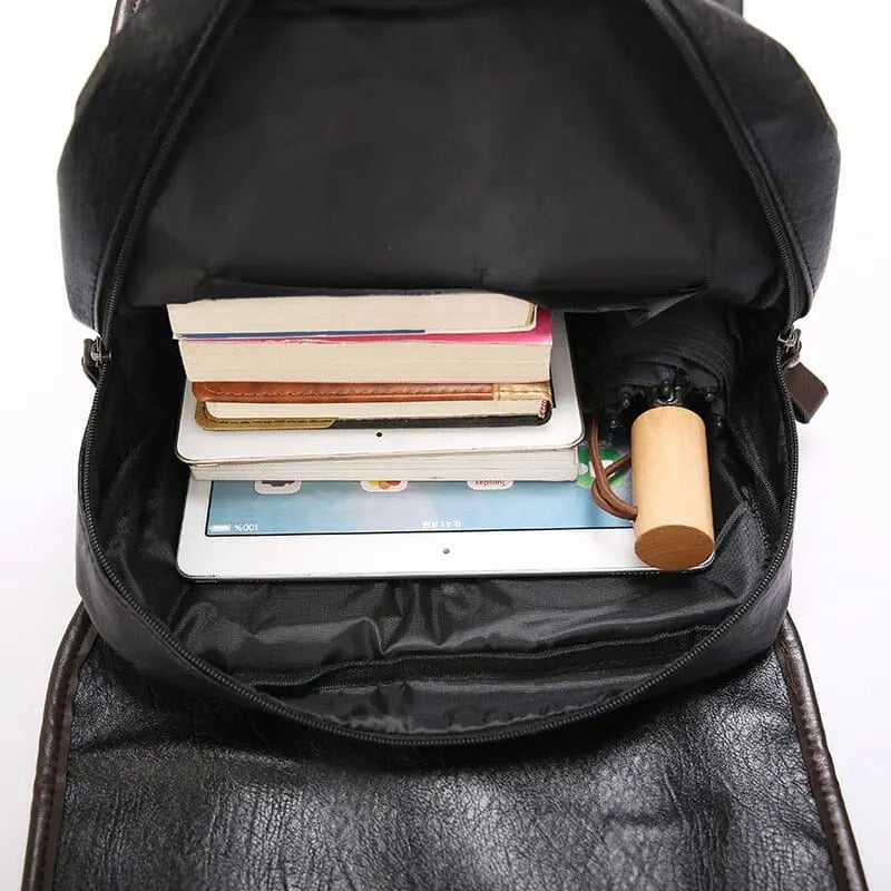 Sac à dos vintage ouvert montrant sa capacité de rangement
