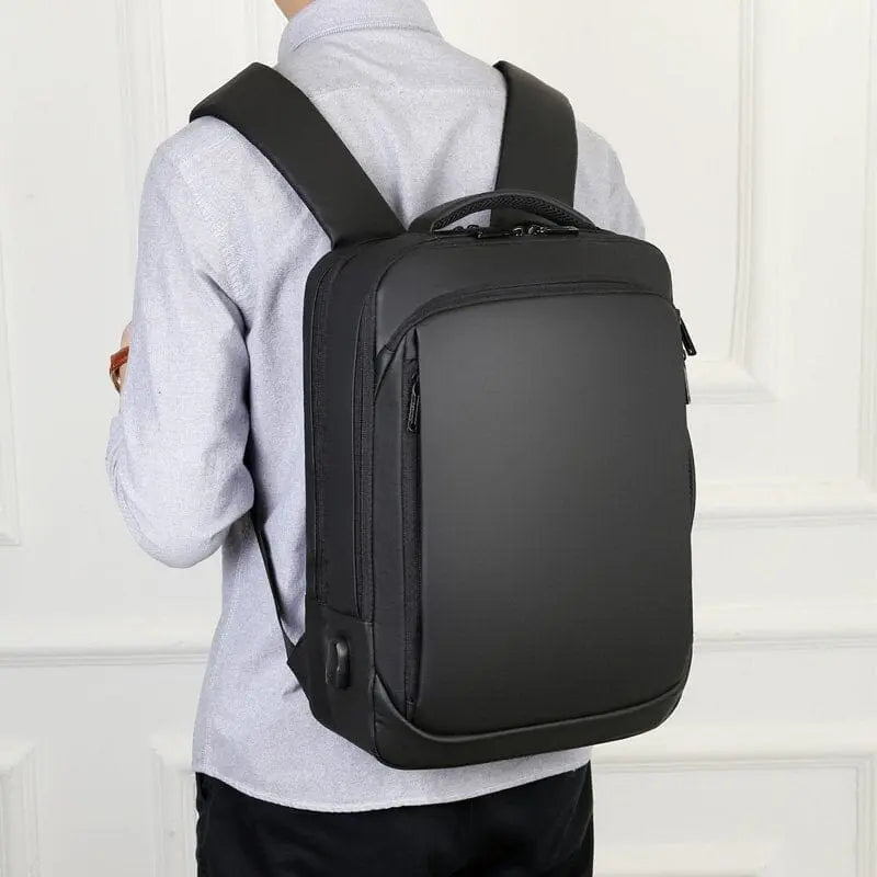 Vue de côté du sac à dos montrant la sangle pour valise