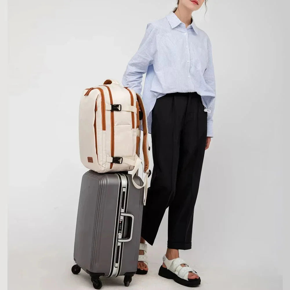 Sac à dos cabine gris avec multiples compartiments visibles
