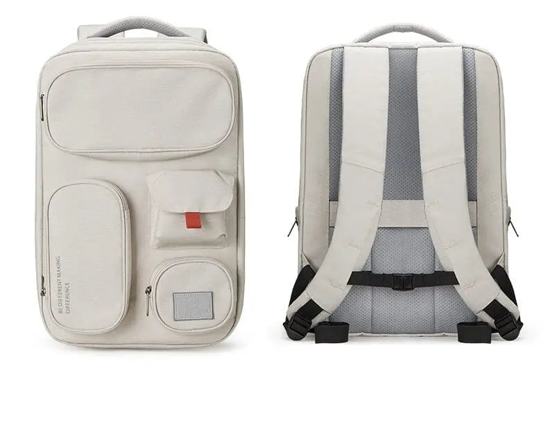 Sac à dos accroché à une valise grâce à une sangle arrière