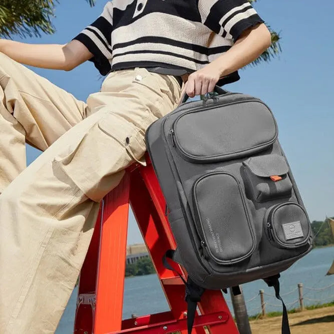 Sac à dos posé sur une table avec des accessoires de voyage