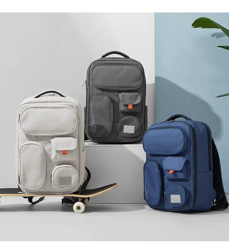 Version grise du sac à dos avec détails sur les poches