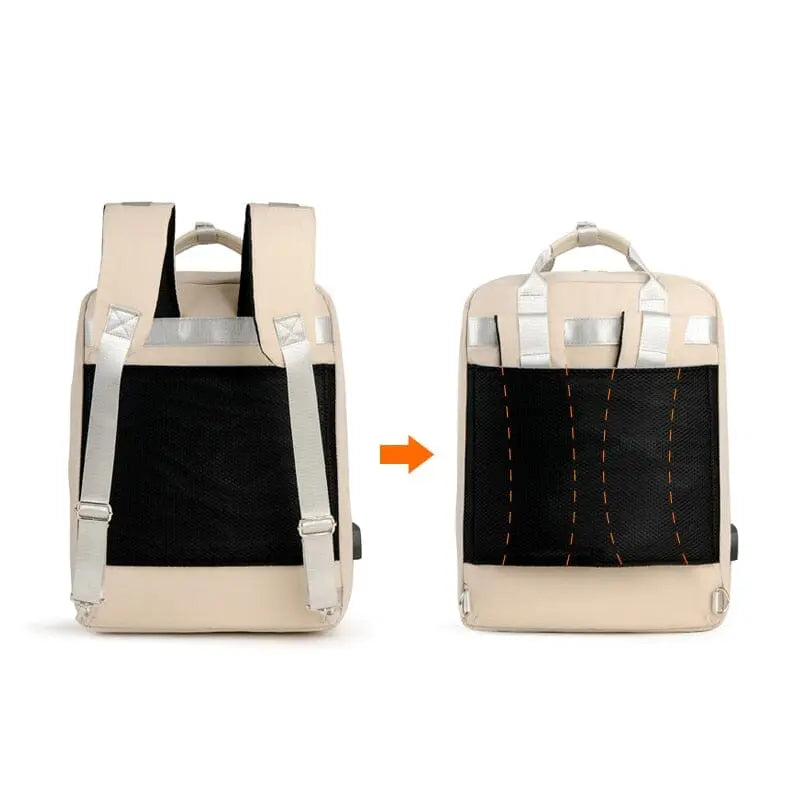 Sac à dos beige posé sur une table, détails des poches visibles