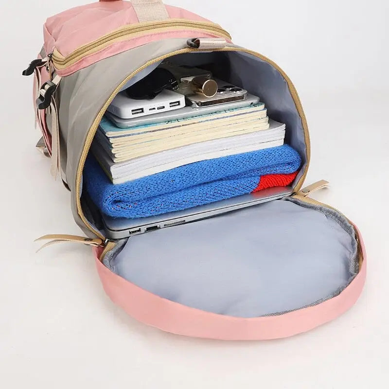Sac à dos posé sur une table, montrant sa robustesse et design