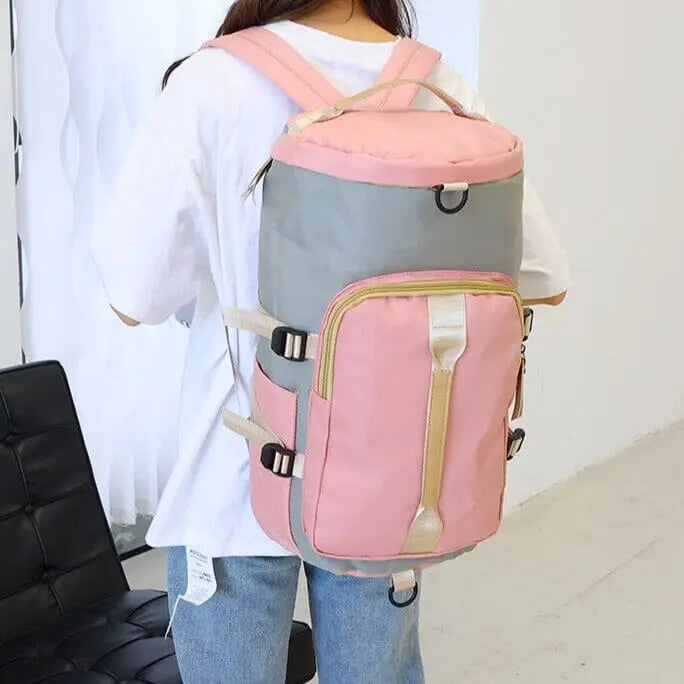 Sac à dos transformé en sac à bandoulière, porté par une femme