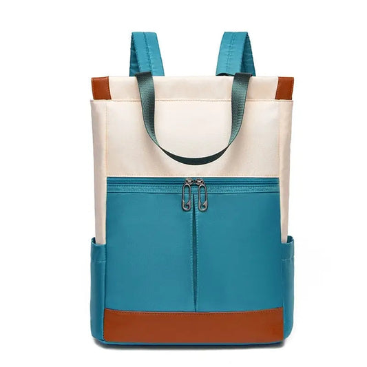 Sac à dos bicolore bleu ciel et beige en gros plan