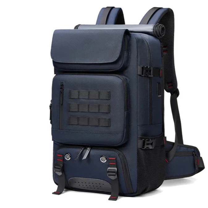 Sac à dos bleu marine, posé sur un fond neutre