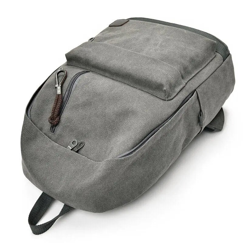 Sac à dos ouvert montrant l'intérieur spacieux et compartiments