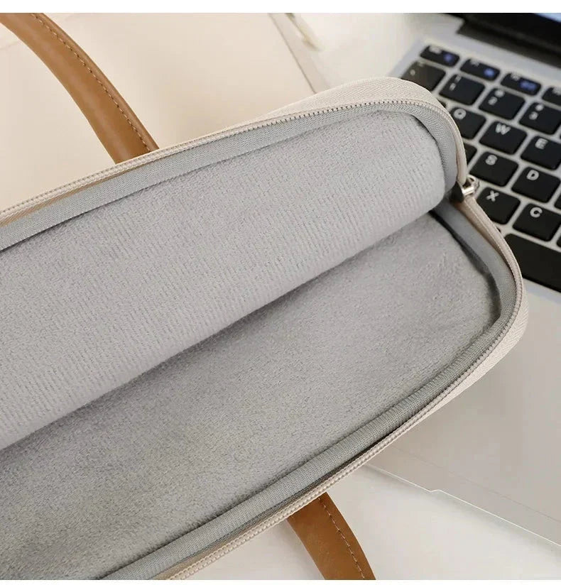 Intérieur du sac à main montrant l'organisation des compartiments