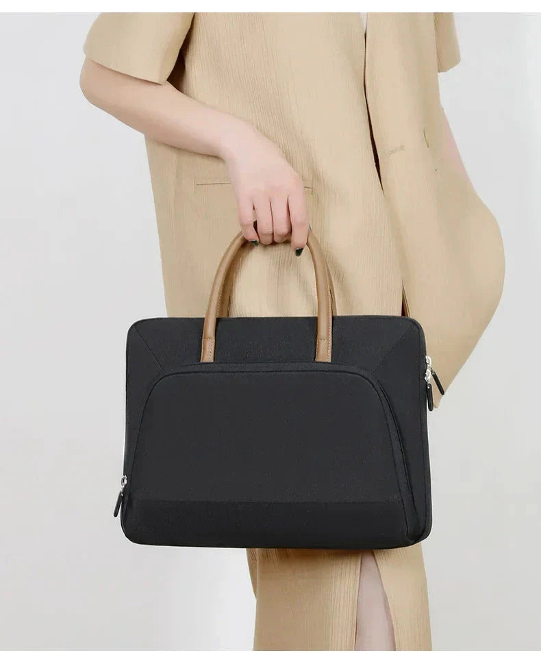 Vue de dessus d'un sac à main pour ordinateur bien organisé