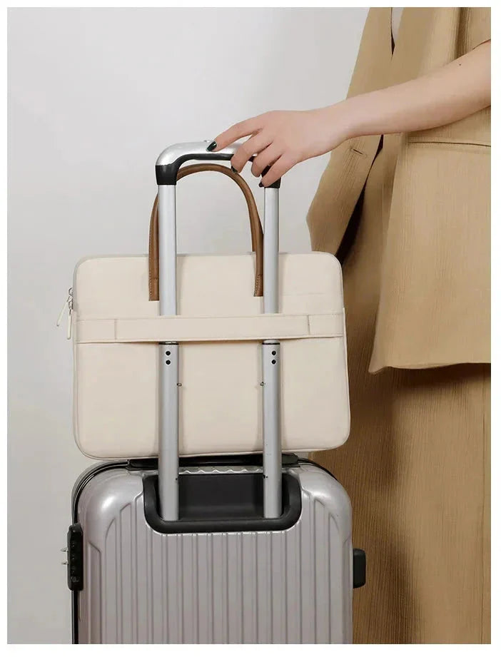 Vue de côté d'un sac à main pour ordinateur en polyester