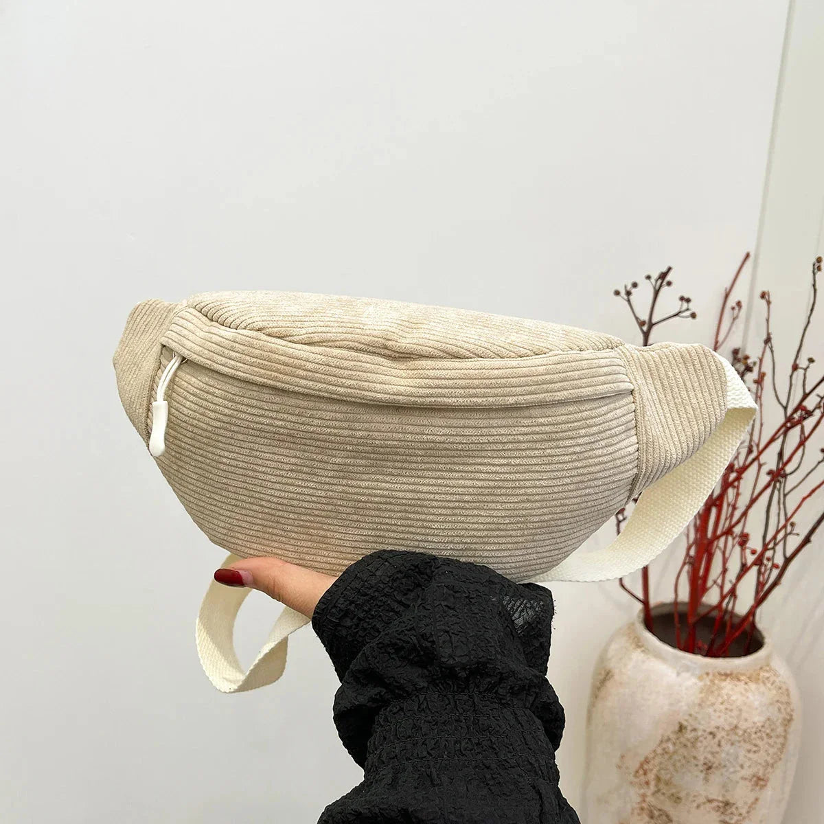 Gros plan sur la texture du velours côtelé du sac