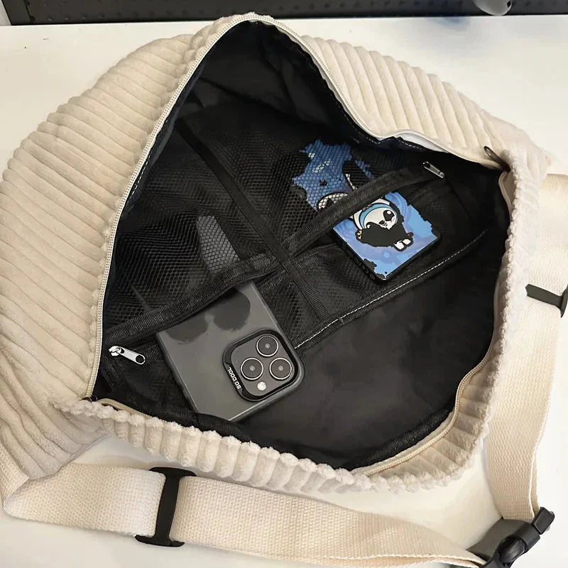 Sac banane porté en bandoulière sur mannequin