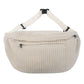 Sac banane beige en velours, gros plan