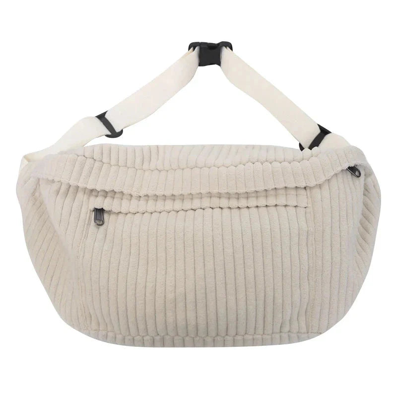 Sac banane beige en velours, gros plan