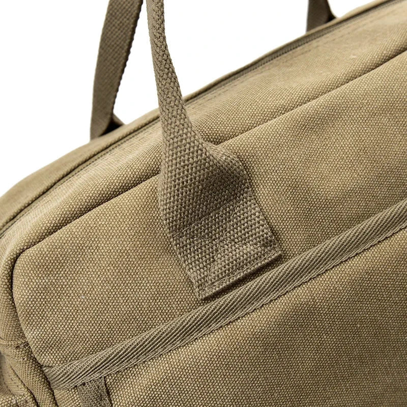 Détail des coutures renforcées du sac en toile