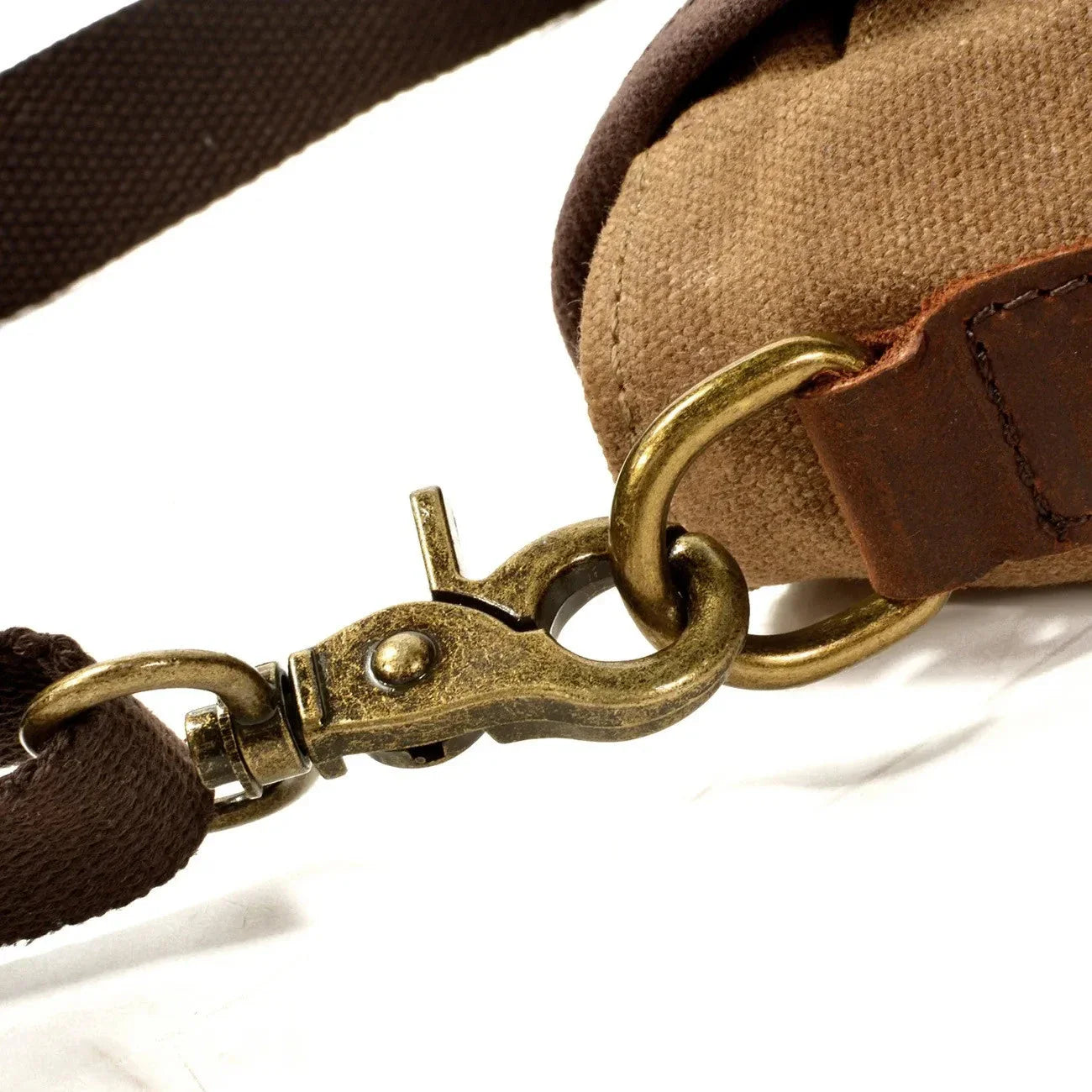 Détails des finitions soignées du sac rétro pour homme