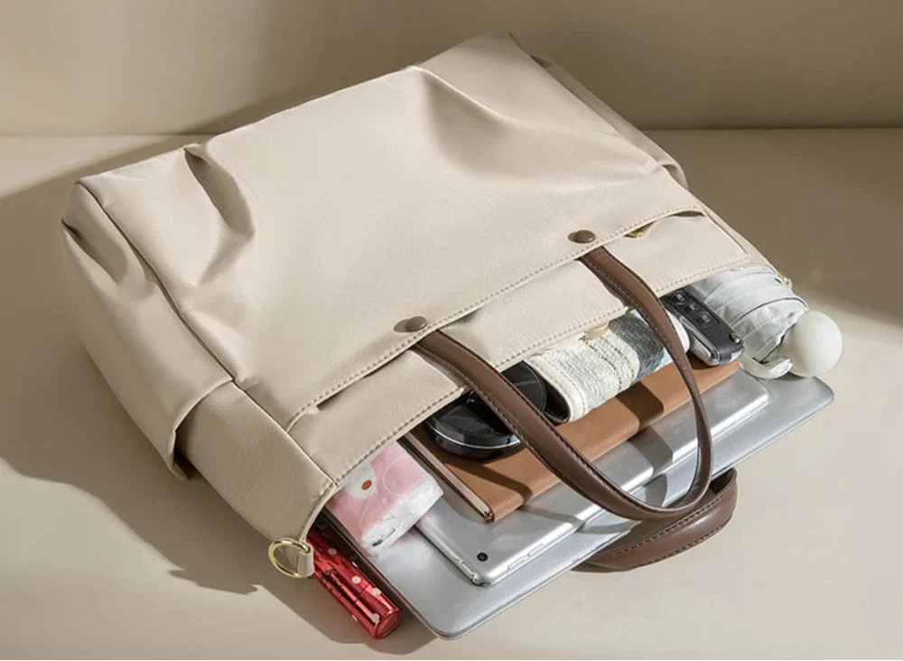 Intérieur du sac montrant les compartiments organisés