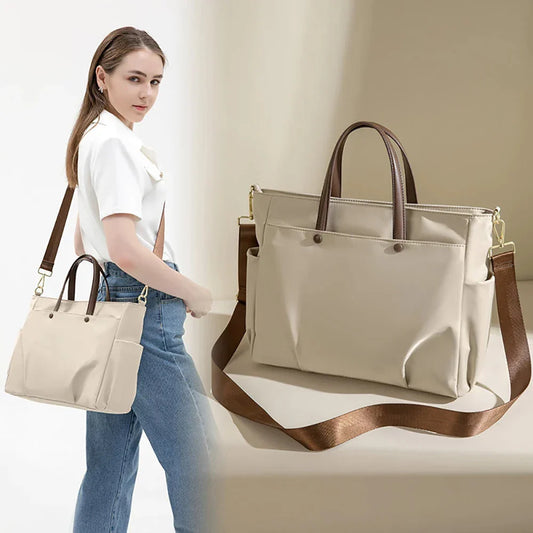 Vue latérale du sac montrant sa profondeur et sa taille