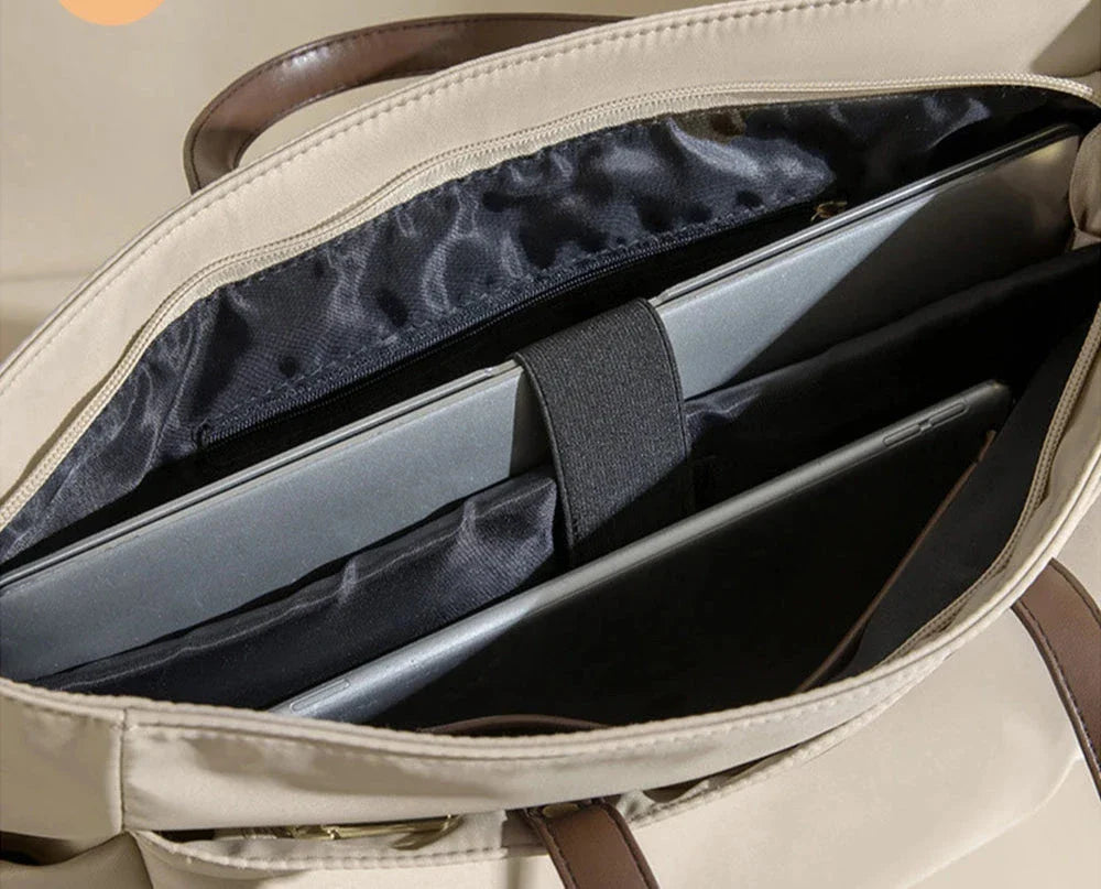 Vue de face du sac cabas avec bandoulière et poignées