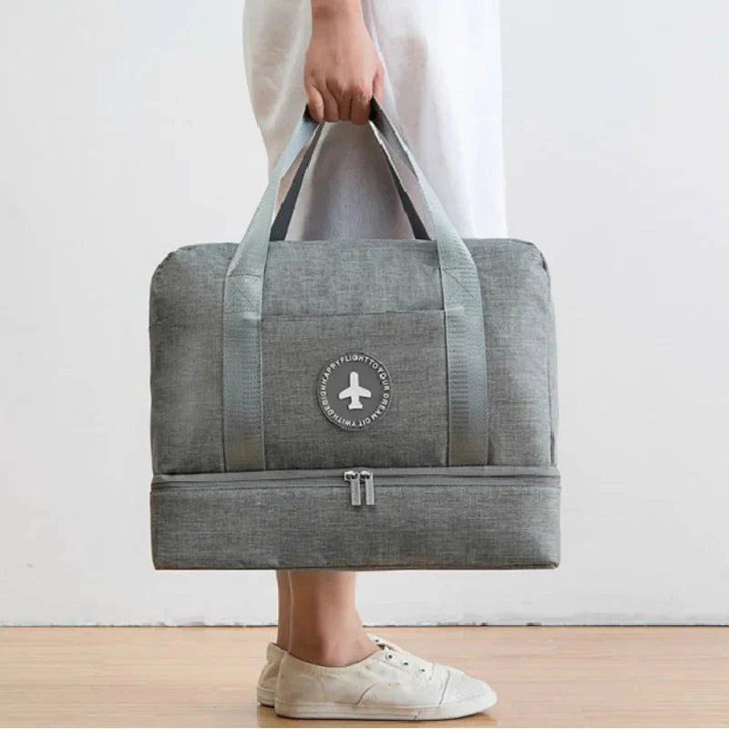 Sac cabine gris avec compartiments visibles et poche frontale
