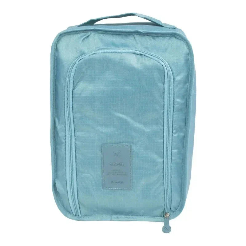 Sac à chaussures bleu ciel, optimisant l'espace en valise