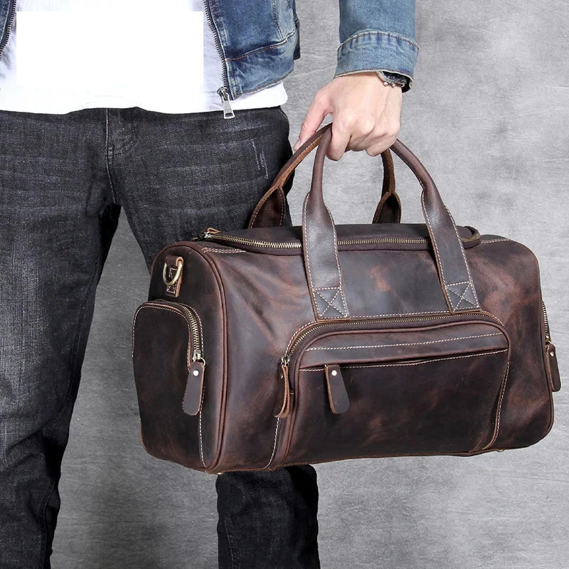 Vue rapprochée de la texture du cuir de vache du sac