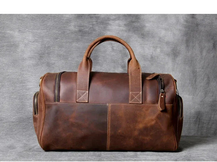 Sac en cuir pleine fleur posé sur une surface en bois