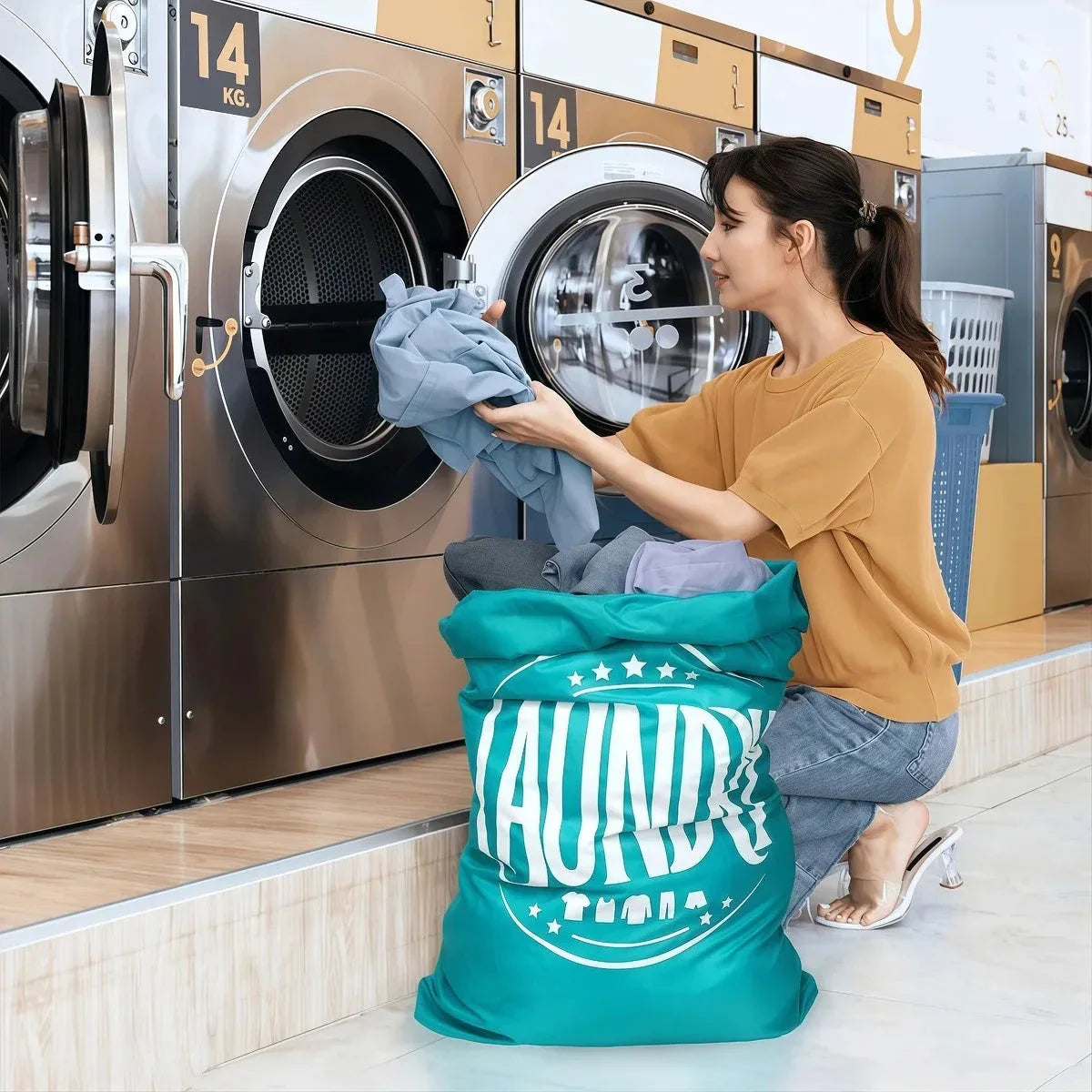 Vue de côté d'un sac à linge de grande capacité