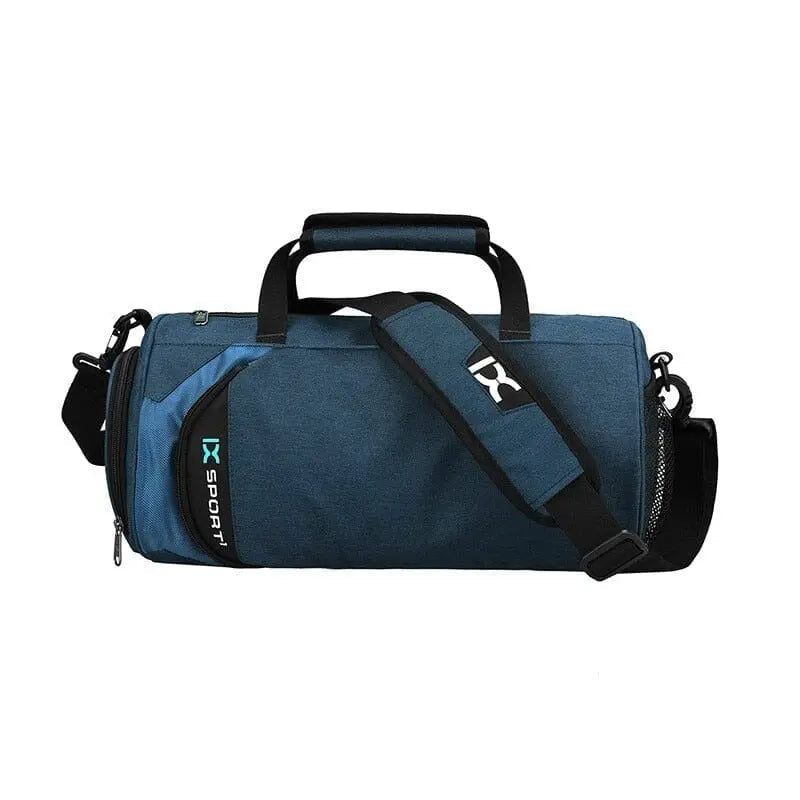 Sac de sport bleu marine posé sur une surface blanche