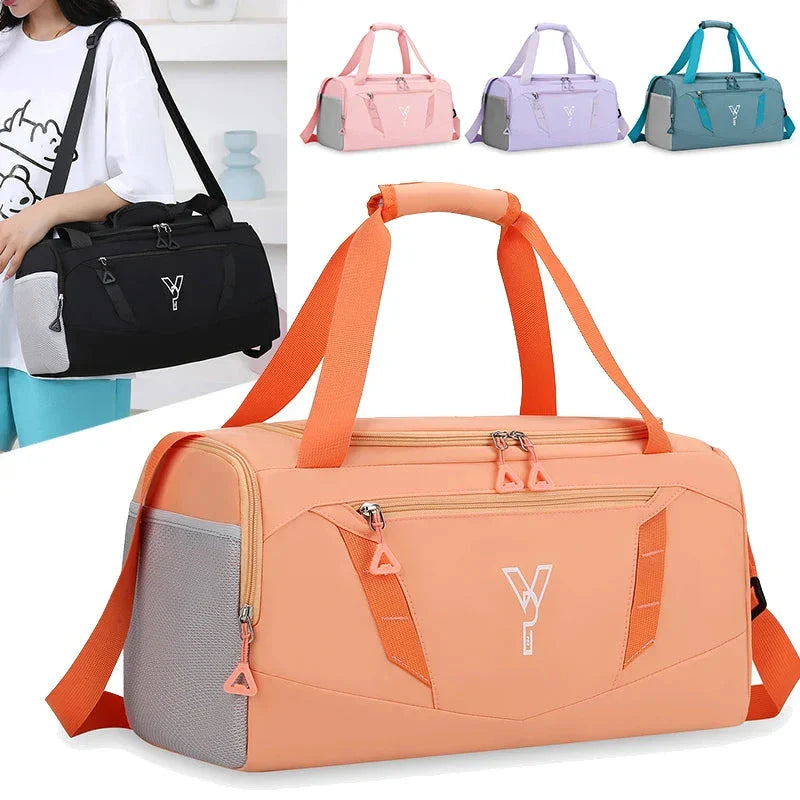 Sac de sport femme en usage, porté à l'épaule