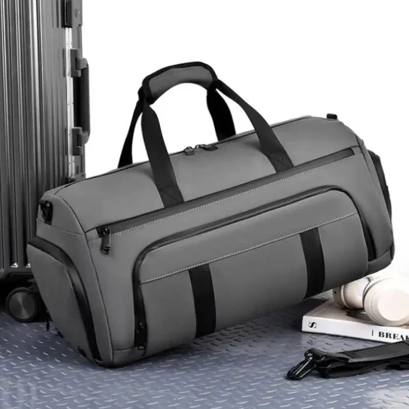 Sac de sport gris avec multiples compartiments