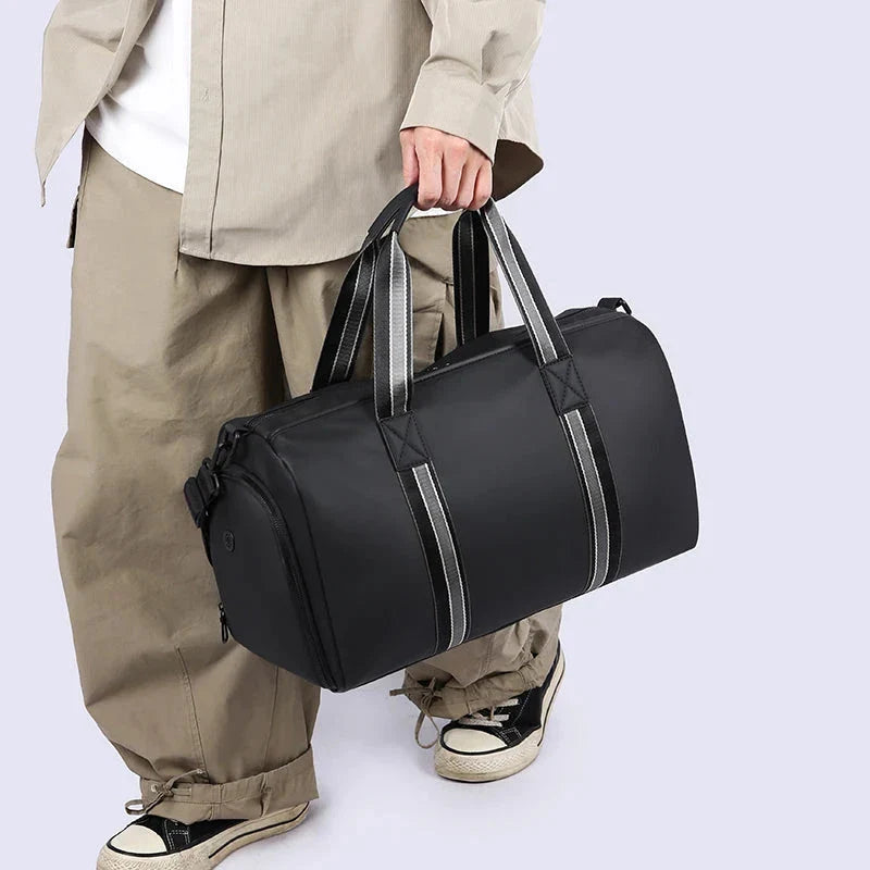 Vue de côté du sac polochon avec poches multiples