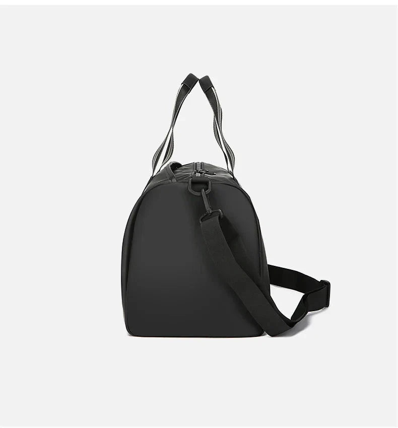 Sac de sport noir posé sur une surface plane