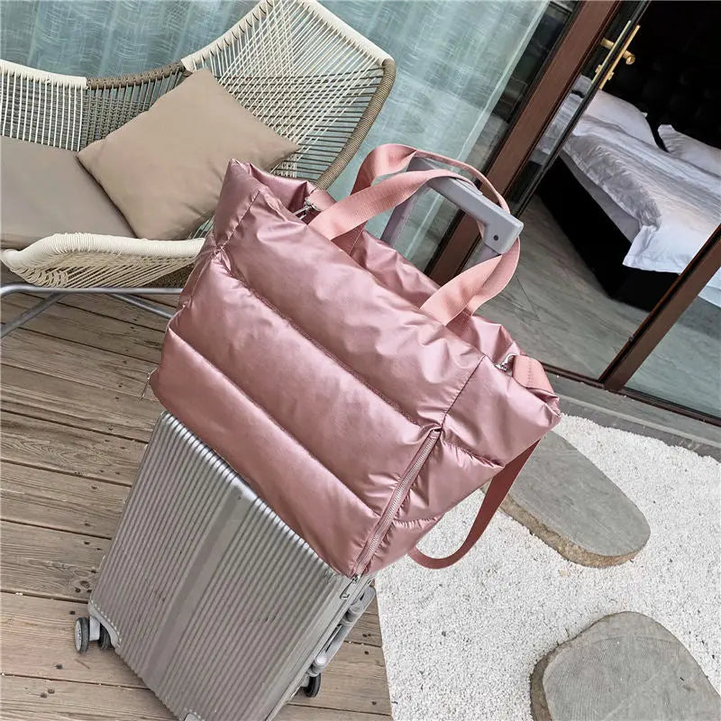 Sac doudoune porté à l'épaule, style élégant et fonctionnel