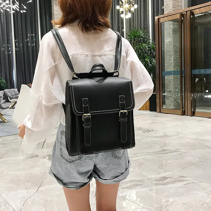 Sac à dos vintage porté en bandoulière sur mannequin