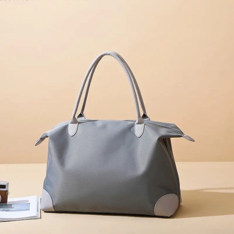 Sac de voyage avec plusieurs poches extérieures visibles