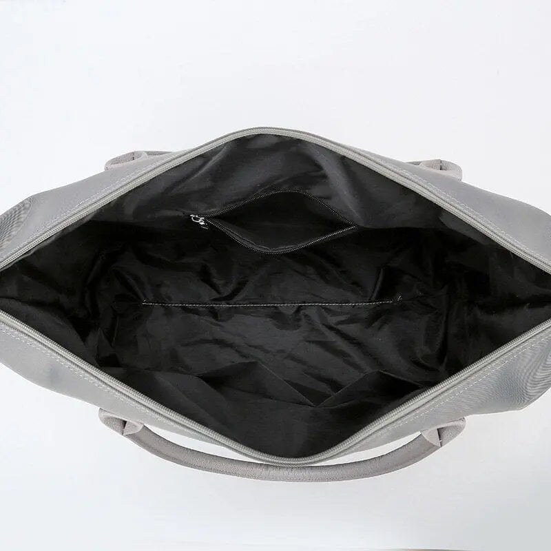 Sac de voyage ouvert montrant la grande poche intérieure